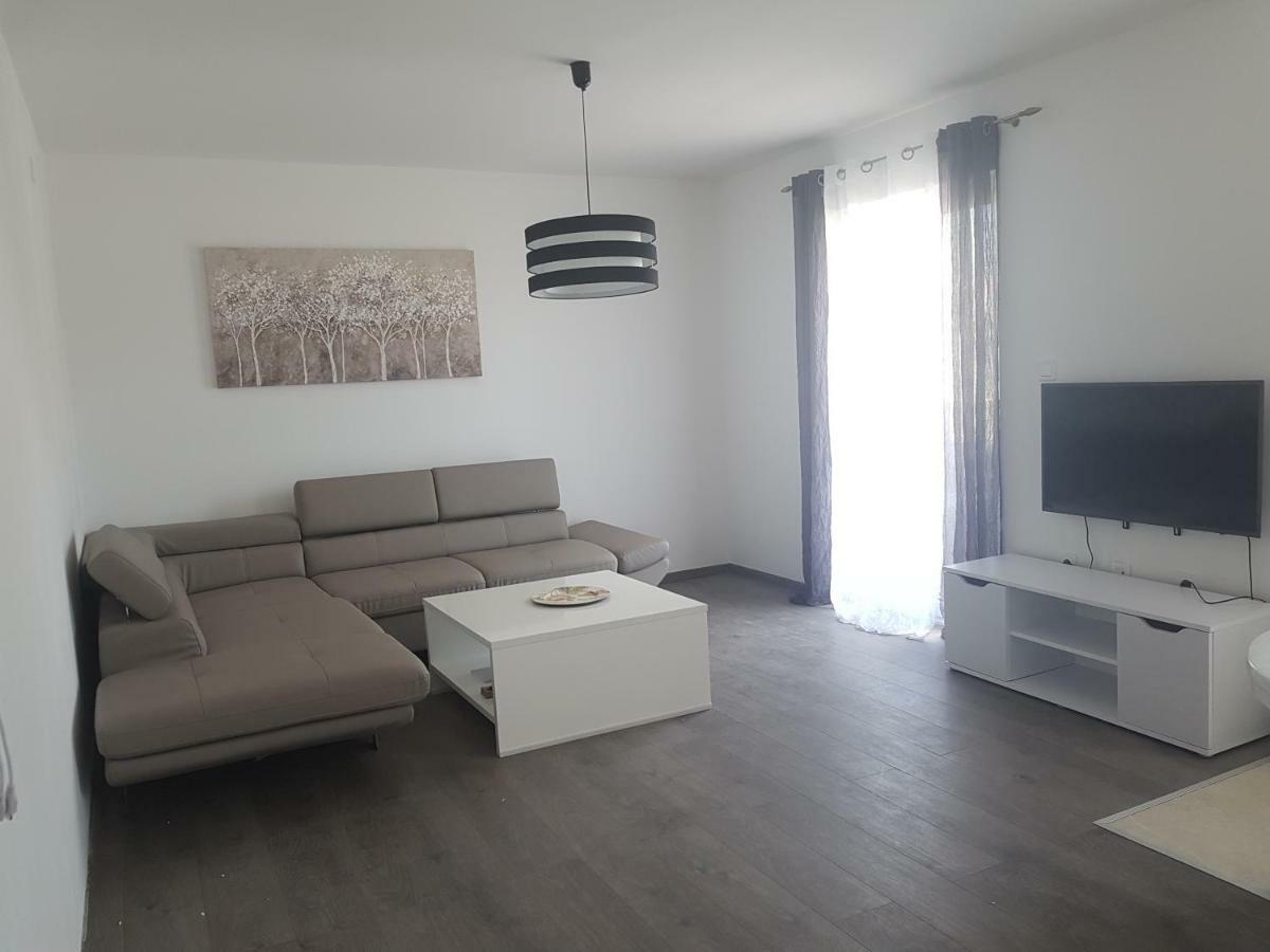 M&e Apartment *