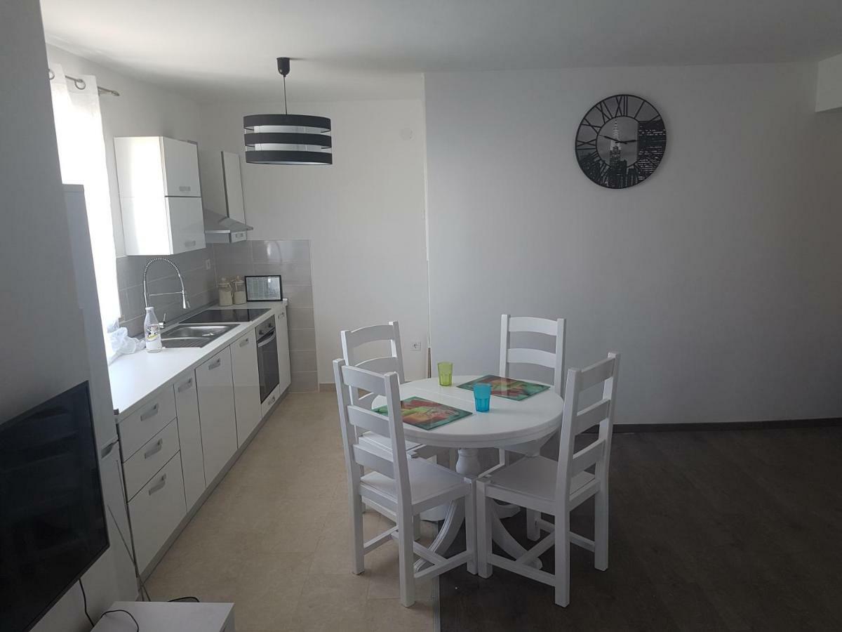 Apartment M&e *